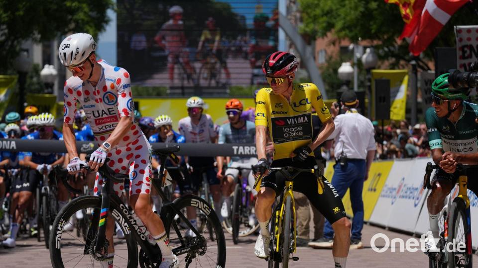 Der Slowene Tadej Pogacar (links) im Bergtrikot und der Däne Jonas Vingegaard (Mitte) im Gelben Trikot des Gesamtführenden. Bild: Thibault Camus/AP/dpa