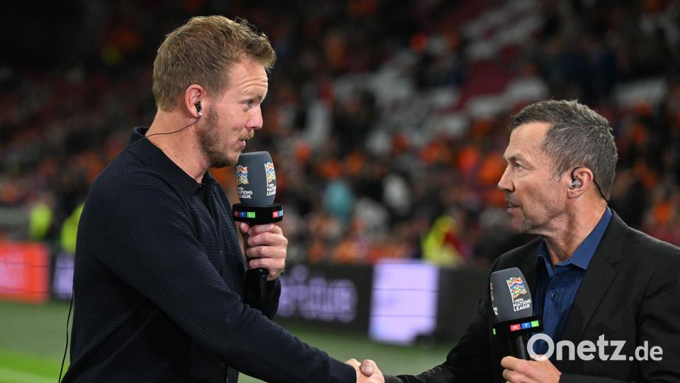 Lothar Matthäus (r) schüttelt Julian Nagelsmann die Hand. (Archivbild) Bild: Federico Gambarini/dpa