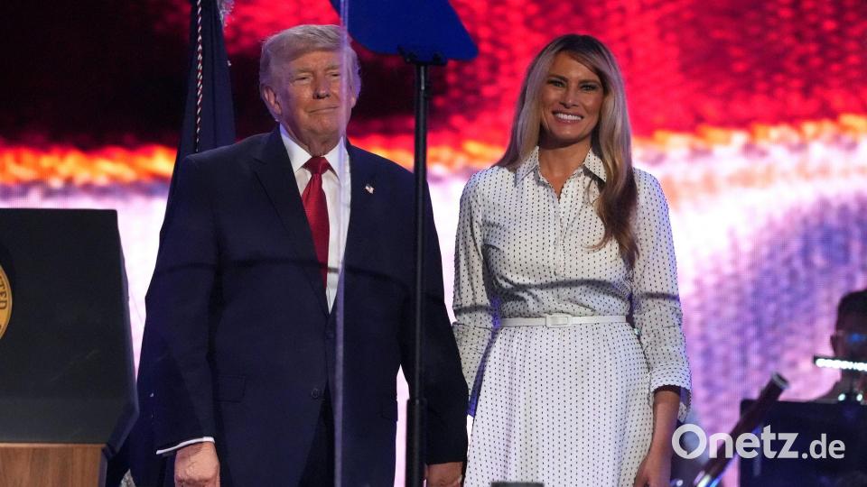 US-Präsident Donald Trump und First Lady Melania Trump erscheinen auf der National Mall in Washington. Bild: Mark Schiefelbein/AP/dpa