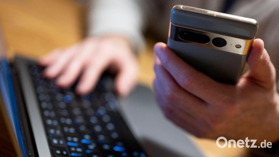 Beim Livestreaming schauen die Täter laut dem BKA live übers Internet dabei zu, wie Kinder sexuelle Handlungen an sich selbst, anderen Kindern oder Erwachsenen vornehmen. Dabei steuern sie das Geschehen, indem sie aktiv Anweisungen geben. (Archivbild) Bild: Monika Skolimowska/dpa