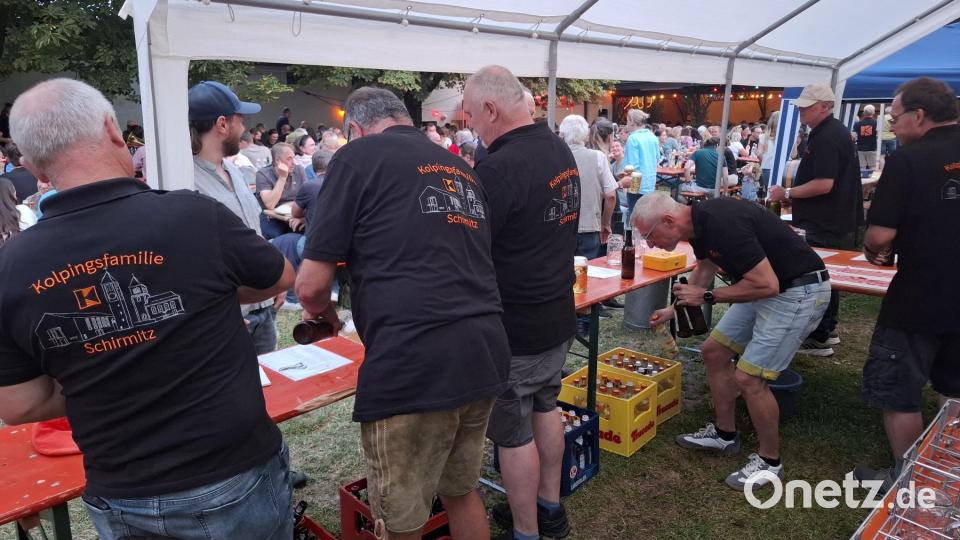 Schwerstarbeit hinter den Kulissen. Bis gegen 2.30 Uhr schufteten die Helfer im Ausschank, um die durstigen Gäste mit Wein, Bier und alkoholfreien Getränken zu versorgen. Bild: ise
