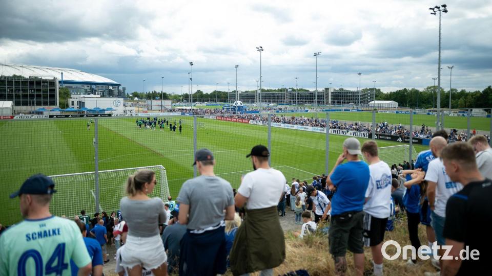 3.700 Fans verfolgten den Trainingsauftakt auf Schalke. Bild: Fabian Strauch/dpa
