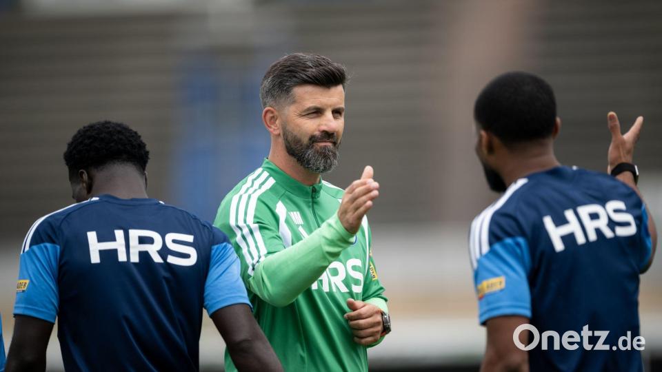 Coach Miron Muslic begrüßte seine Spieler zurück auf dem Platz. Bild: Fabian Strauch/dpa