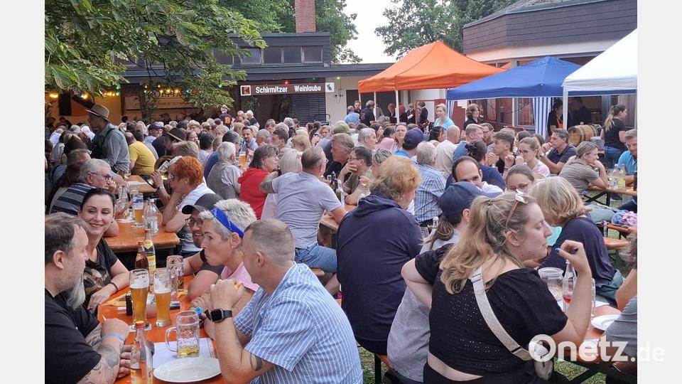 Schon kurz nach Beginn des Weinfests waren die gut 600 Sitzplätze im idyllischen Garten der Jakobsklause vollbelegt. Die große Helfermannschaft hatte alle Hände voll zu tun. Bild: ise