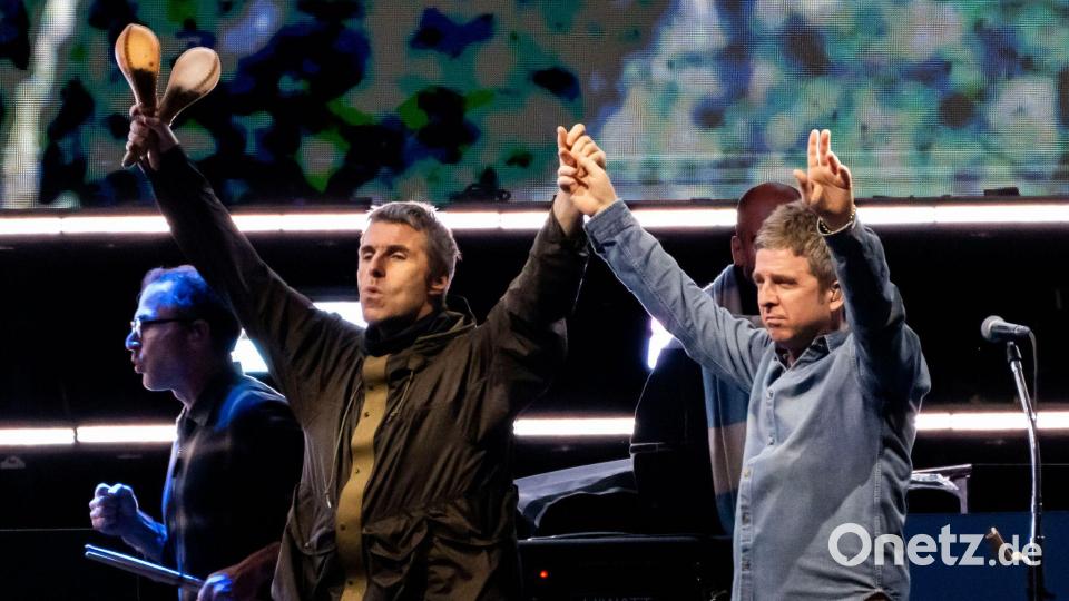 Liam Gallagher (l) und Noel Gallagher bei einem gemeinsamen Konzert in Toronto nach ihrer Wiedervereinigung. (Archivbild) Bild: Arthur Mola/Invision/dpa