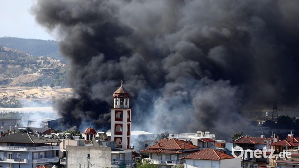 Schwere Waldbrände wüten bei Thessaloniki, eine Rauchwolke steht über Teilen der Stadt. Bild: Giannis Papanikos/AP/dpa