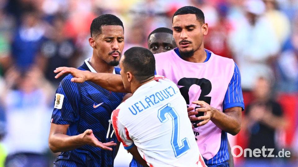 Wortgefechte und Rudelbildung: Zwischen Paraguay und Frankreich ging es heiß her. Bild: Tom Weller/dpa