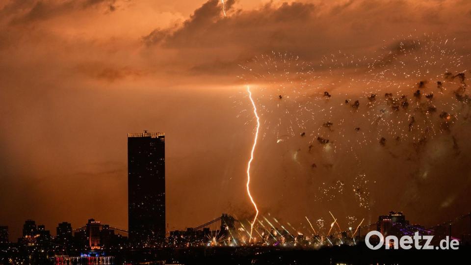 Ein Blitz schlägt während eines Feuerwerks in New York ein. Bild: Seth Wenig/AP/dpa