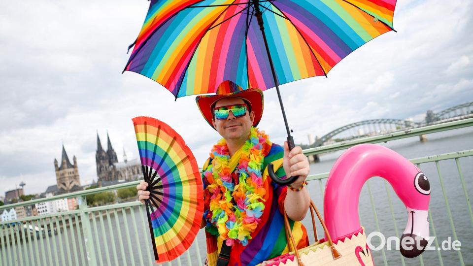 Martin aus Gießen ist auch im Alltag in Regenbogenfarben unterwegs. Bild: Thomas Banneyer/dpa