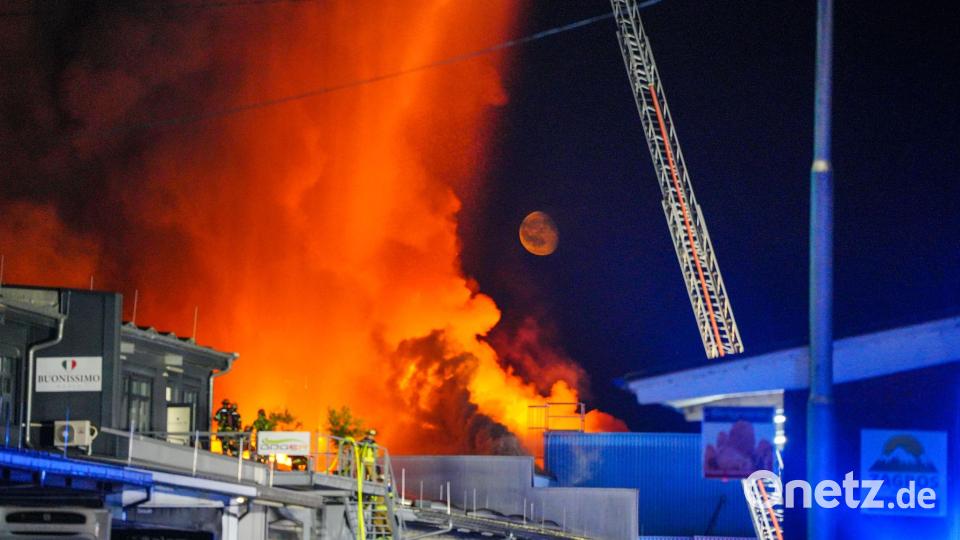 Einsatzkräfte der Feuerwehr bekämpfen einen Brand in einem Gewerbegebiet in Stuttgart. Bild: Enrique Kaczor/dpa