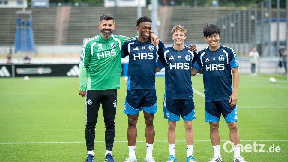 Trainer Miron Muslic (l-r) mit den Neuzugängen Junior Adamu, Luca Vozar aus Schalkes U19 und und Satoshi Tanaka. Bild: Fabian Strauch/dpa