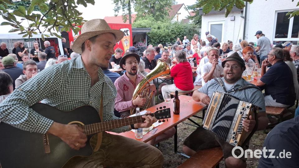 Die Schirmitzer Wadlbeißer Thomas und Michael Ziegler sowie Andreas Melischko (von links) spielen beim Weinfest urig auf. Bild: ise