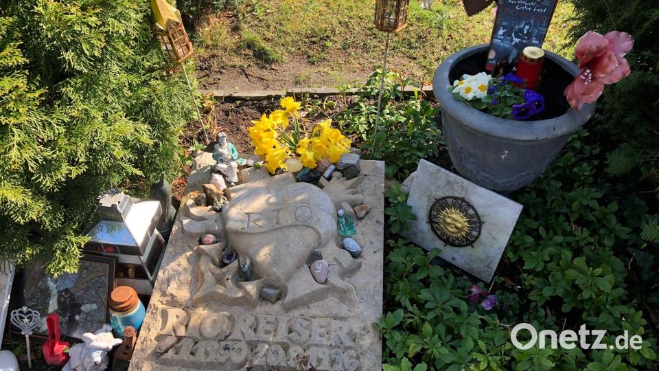 Das Grab von Rio Reiser im Jahr 2021 (fünf Jahre später ist es deutlich verwitterter) auf dem Alten St.-Matthäus-Kirchhof in Berlin-Schöneberg. Dort sind viele Persönlichkeiten aus der queeren Community begraben. Bild: Gregor Tholl/dpa