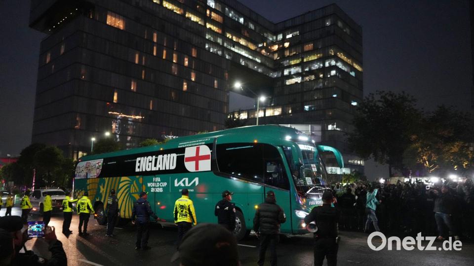 Das Teamhotel der Engländer war ein Anziehungspunkt. Bild: Eduardo Verdugo/AP/dpa
