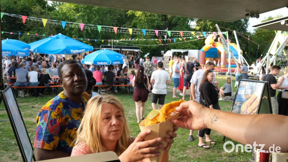 Die Fish&amp;Chips-Portionen aus dem Fisch-Truck waren beim Street-Food-Festival im Schwandorfer Stadtpark gefragt. Bild: Rudolf Hirsch