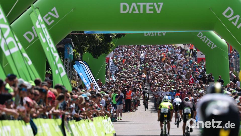 Riesige Stimmung an der Triathlonstrecke in Roth. Bild: Daniel Karmann/dpa