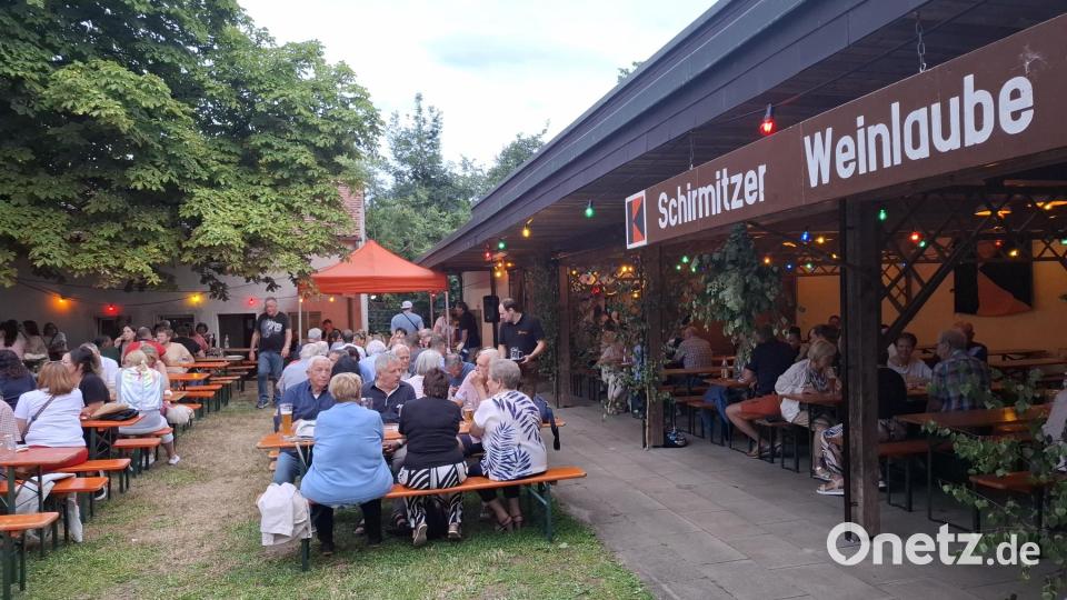 Die Schirmitzer Weinlaube im Garten der Jakobsklause. Alle Jahre am ersten Juli-Wochenende ist sie der Anlaufpunkt für Hunderte Besucher. Bild: ise