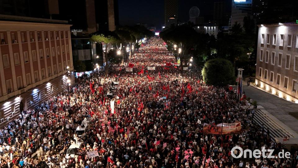 Demonstranten nehmen in Tirana an einer Kundgebung teil. Bild: Hameraldi Agolli/AP/dpa