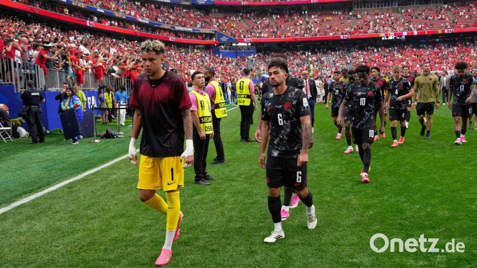 Raus und trotzdem stolz: Kanadas Nationalteam nach dem 0:3 gegen Marokko. Bild: David J. Phillip/AP/dpa