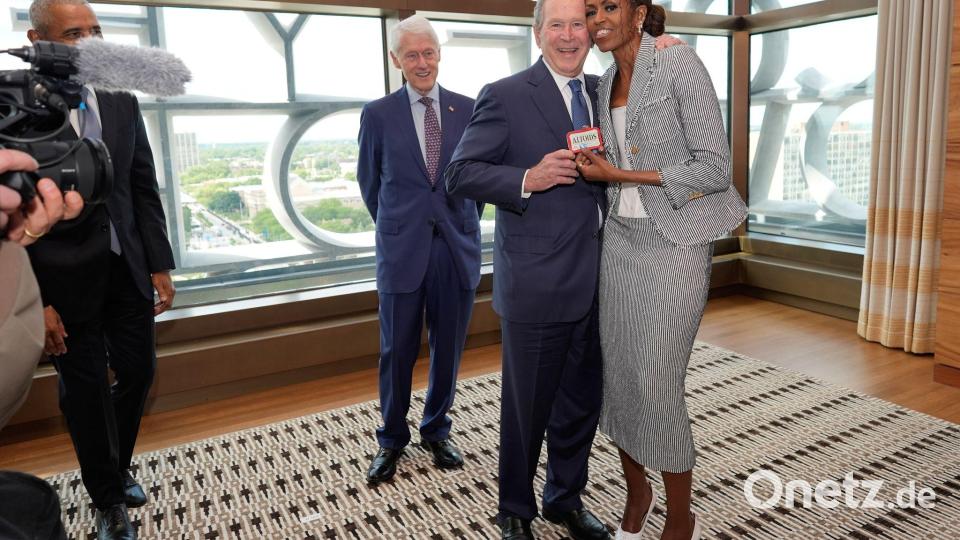 Verstehen sich: Die Obamas und die Bushs (Archivbild). Bild: Pablo Martinez Monsivais/AP Pool/AP/dpa