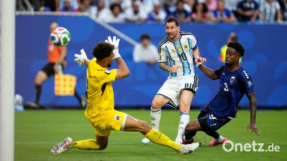 Lionel Messi schießt das 1:0 gegen Kap Verde - gegen einen WM-Helden. Bild: George Walker IV/AP/dpa