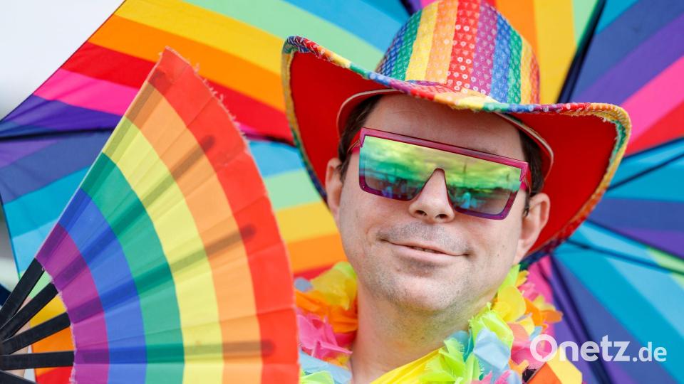 In Regenbogen-Farben nimmt Martin an der Parade zum Christopher Street Day in Köln teil. Bild: Thomas Banneyer/dpa