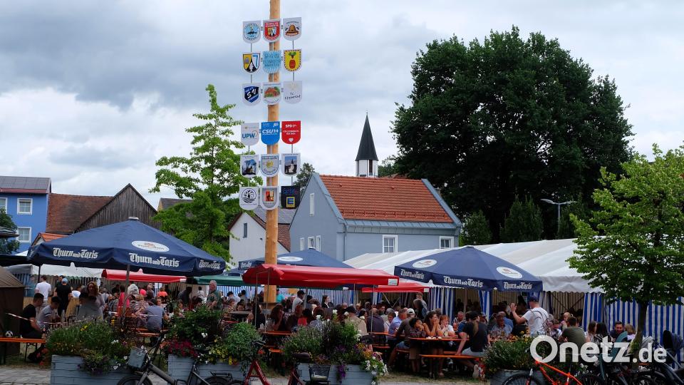 Der Etzenrichter Dorfplatz war Dreh- und Angelpunkt des erfolgreichen Fischerfestes zum 30-jährigen Vereinsjubiläum. Vor und im Zelt gab es kaum einen freien Platz. Den Fischereiverein freute es. Bild: Sylvia Wallinger