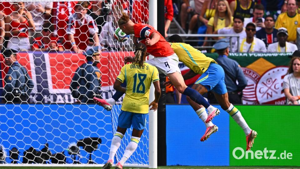 Erling Haaland (Norwegen, M) erzielt das Tor zum 0:1. Bild: Tom Weller/dpa