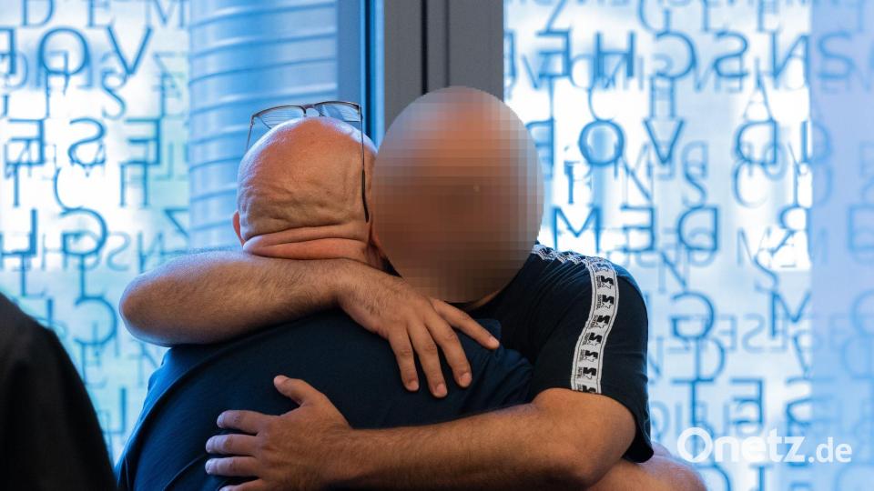 Herzliches Wiedersehen auf der Anklagebank. Bild: Rolf Vennenbernd/dpa