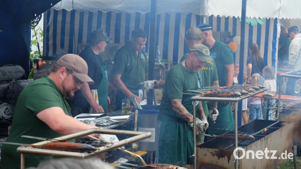 Bei angenehmen Temperaturen hielten es auch die Männer hinter dem Grill aus. Bild: Sylvia Wallinger