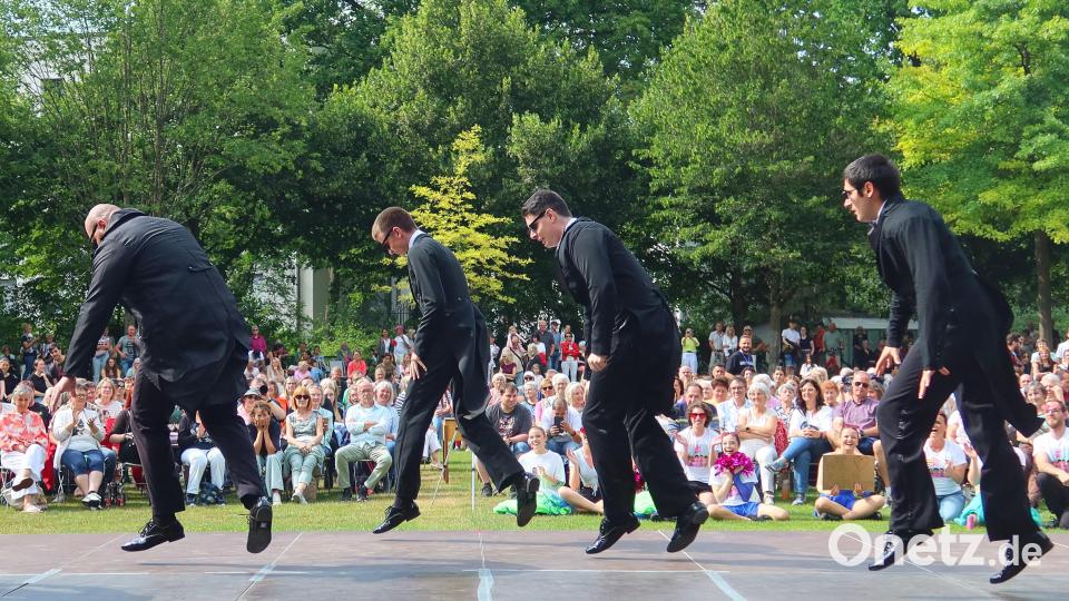Vier Jungs scheinen für einen Augenblick schwerelos in der Luft zu hängen, als marschierten sie wie die Beatles über die Abbey Road. Nur andersrum. Bild: Helmut Kunz