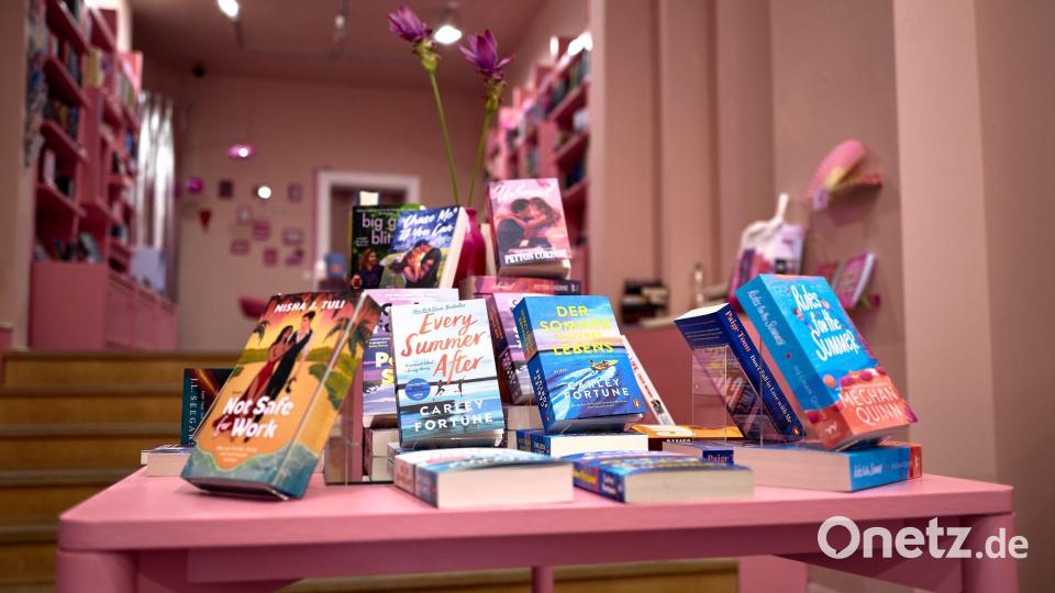 Pinkfarbene Bücherregale, verspielte Deko und Cover voller Leidenschaft - wer „The Naughty Chapter“ betritt, könnte meinen, er habe die rosarote Brille aufgesetzt. Bild: Michael Ukas/dpa