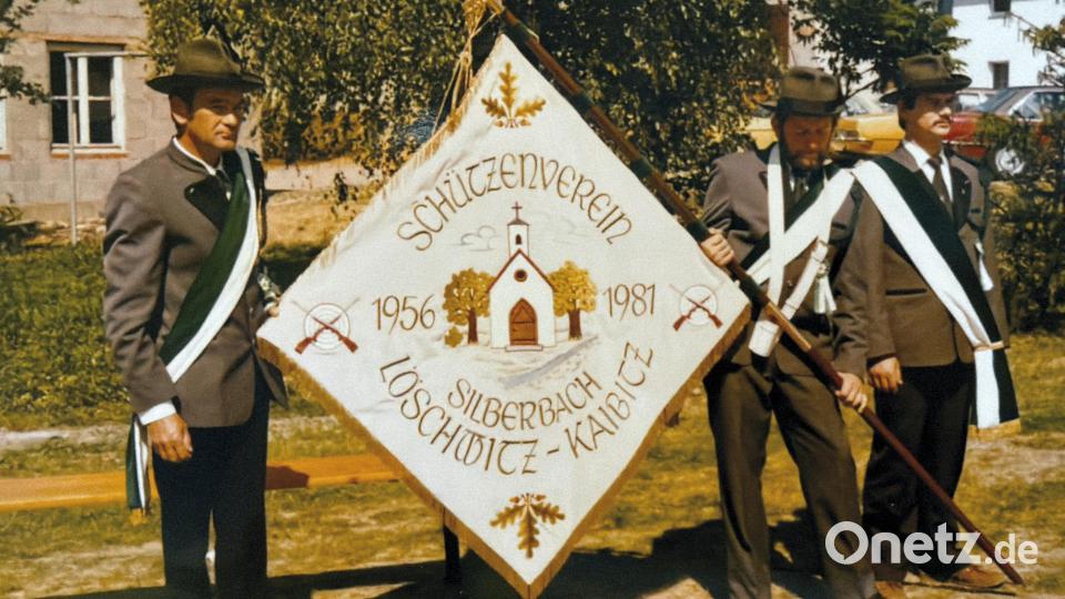 1981 schafften sich die Schützen eine neue Fahne an. Repro: Arnold Koch