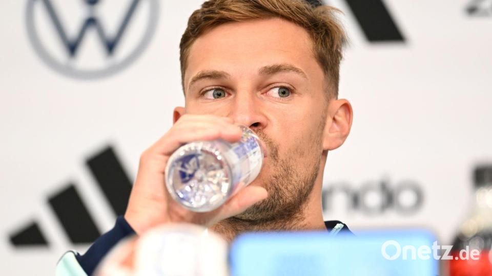 Jeder will einen Schluck ab: Kapitän Joshua Kimmich sprach bei den WM-Prämien auch über den künftigen Millionen-Deal des DFB mit Nike. (Archivbild) Bild: Federico Gambarini/dpa