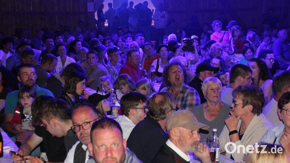 Die Festhalle des Agrarservice war proppenvoll. Rund 800 Gäste kamen zu Hoffest. Bild: Konrad Rosner