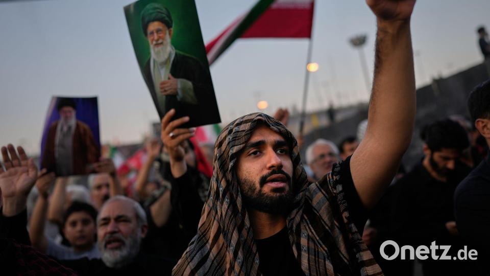 Nach dem Tod des Staatsoberhaupts Ajatollah Ali Chamenei entbrannte ein Streit innerhalb des Machtapparats. (Archivbild) Bild: Altaf Qadri/AP/dpa