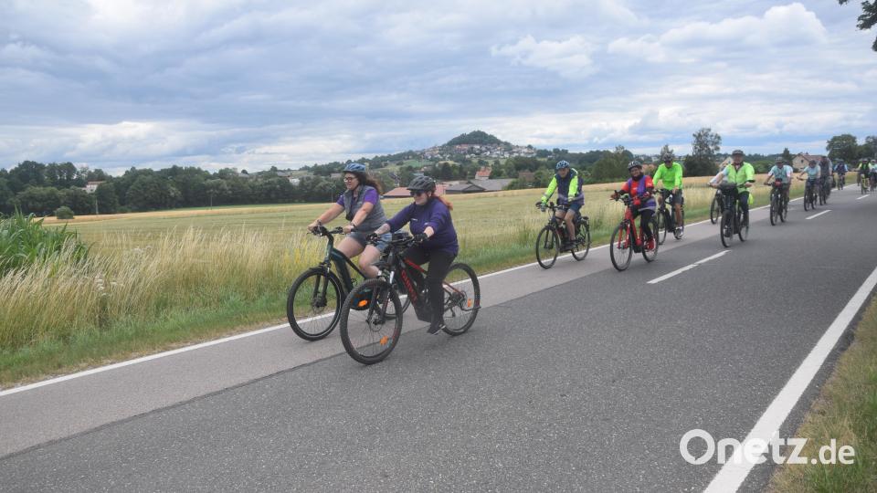 Der Parkstein im Rücken. Christina Kircher und Barbara Mädl (von rechts) geben die Schlagzahl für die Gruppe bei der diesjährigen Landkreis-Radltour vor. Bild: Ernst Frischholz