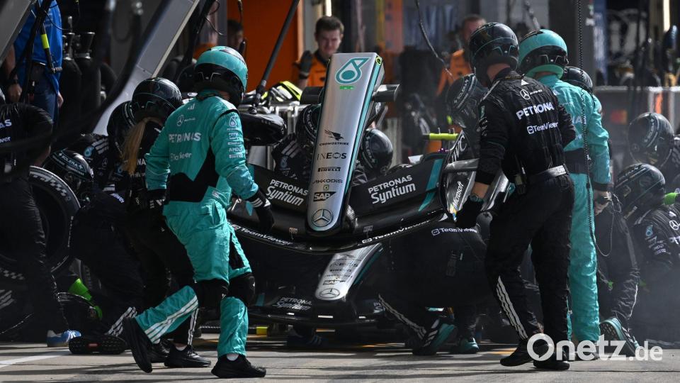 Die Mercedes-Mechaniker hatten alle Hände voll zu tun. Bild: Peter Powell/Pool EPA/AP/dpa