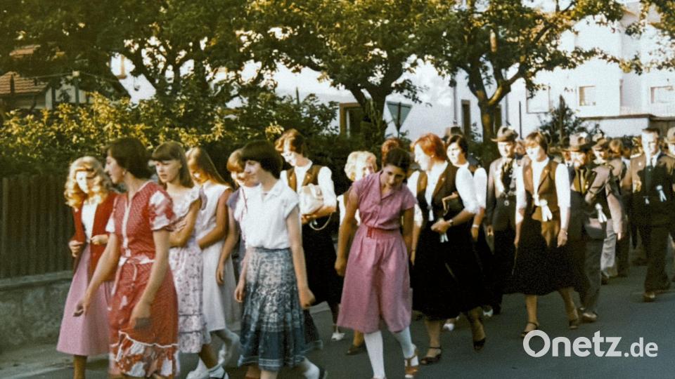 Bilder erinnern an die Fahnenweihe von 1981. Repro: Arnold Koch