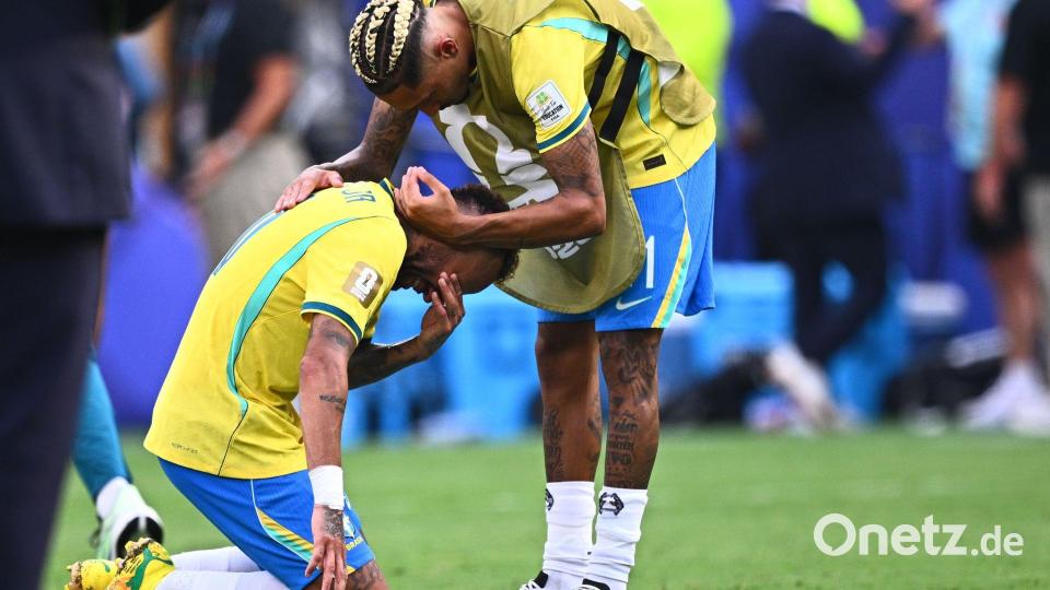 Neymar (Brasilien, l) wird nach dem Spiel von Raphinha (Brasilien) getröstet. Bild: Tom Weller/dpa