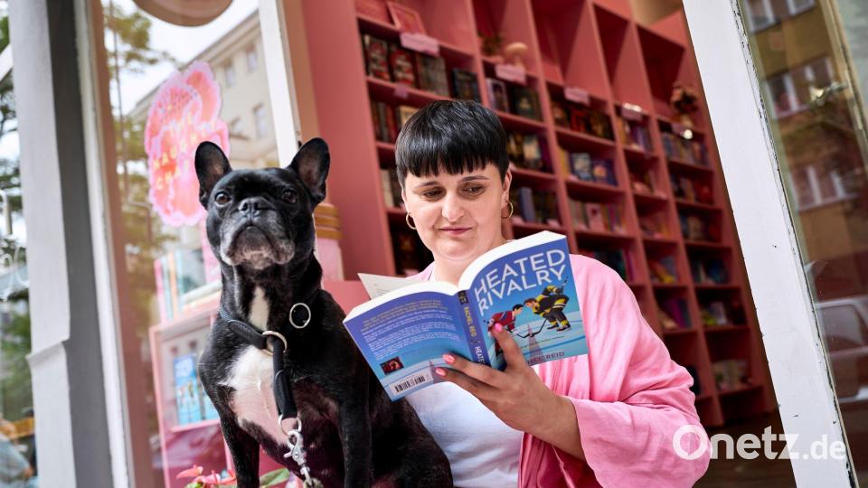 Maxi Schwabe ist die erste Inhaberin eines Romance-Buchladens in Berlin. Bild: Michael Ukas/dpa