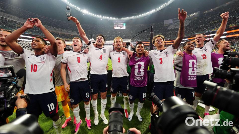 Der Engländer Harry Kane (M) und seine Teamgefährten bejubeln den Sieg. Bild: Nick Potts/PA Wire/dpa
