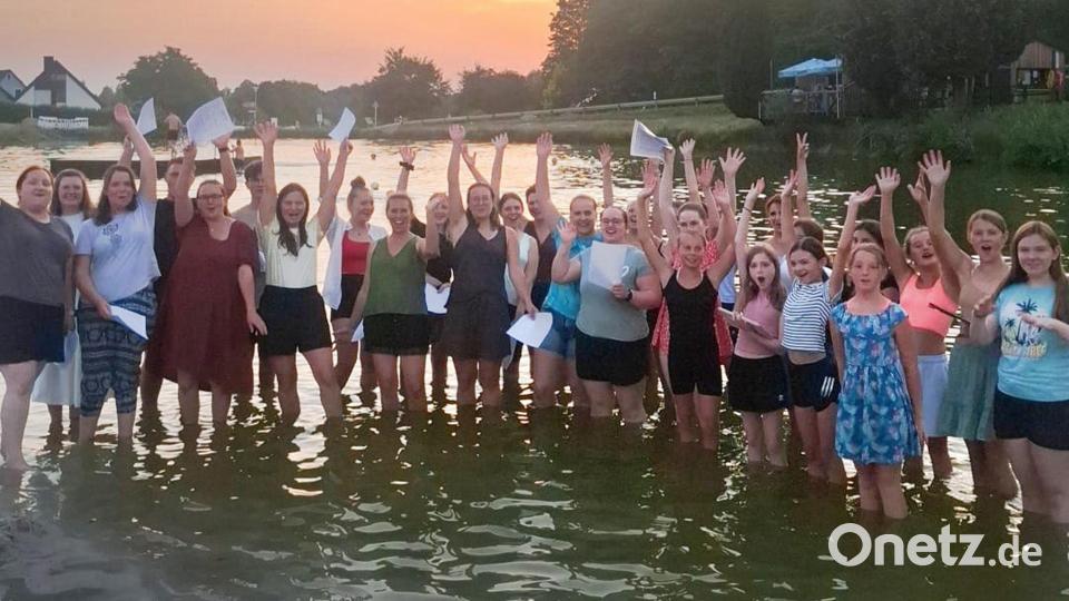 Nach den heißen Proben in der Turnhalle kühlen sich die Mitglieder von "Amicanti" mit dem "Legenden-Song" von Max Giesinger bei abendlicher Sonne im Waldthurner Badeweiher ab. Bild: Theresa Schwab