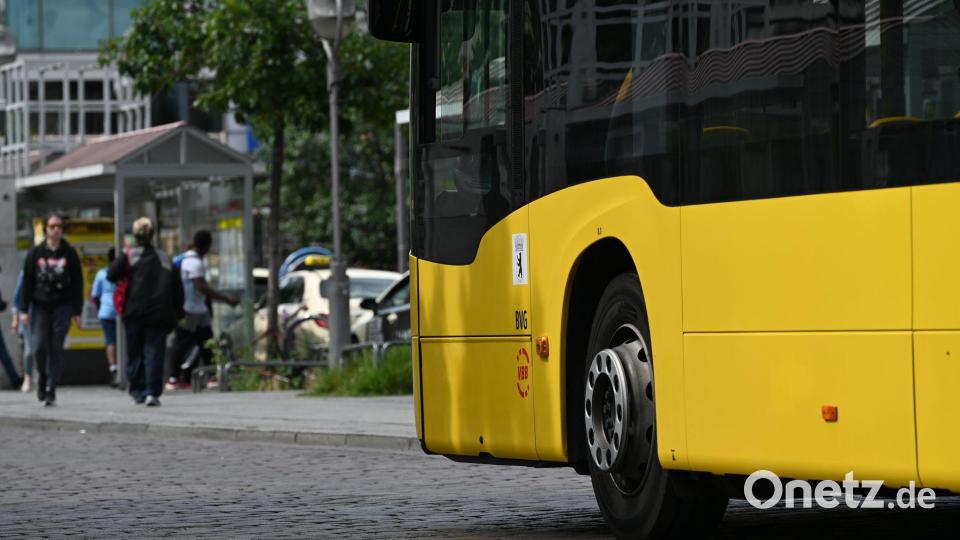 Die BVG in Berlin fährt weiter mit einem reduzierten Bus-Angebot. (Archivbild) Bild: Helena Dolderer/dpa