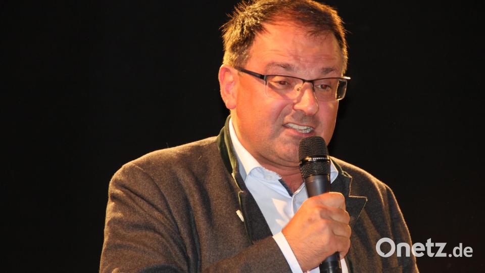 Finanz- und Heimat-Staatssekretär Martin Schöffel sprach ein Grußwort. „Ihr sei echte Heimatmacher", lobte er das Familienunternehmen. Bild: Konrad Rosner
