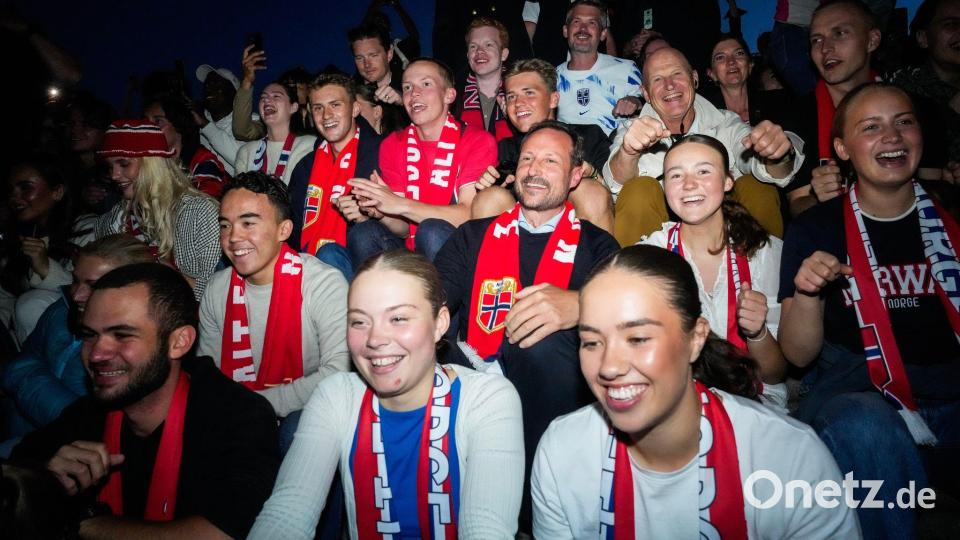 Königlicher Jubel - Norwegens Kronprinz Haakon feiert in Oslo gemeinsam mit Fußballfans den 2:1-Sieg Norwegens gegen Brasilien im Achtelfinale der Weltmeisterschaft. Bild: Javad Parsa/NTB Scanpix/AP/dpa
