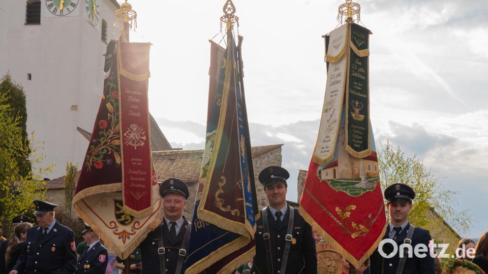 Die drei Fahnenträger (von links) Dominik Bauer von der FFW Rottendorf, Julian Gschrey vom Patenverein FFW Gösselsdorf und Leon Jetschmann vom Ehrenpatenverein FFW Trisching stehen bereit für das Jubiläum. Bild: Stefanie Jahn
