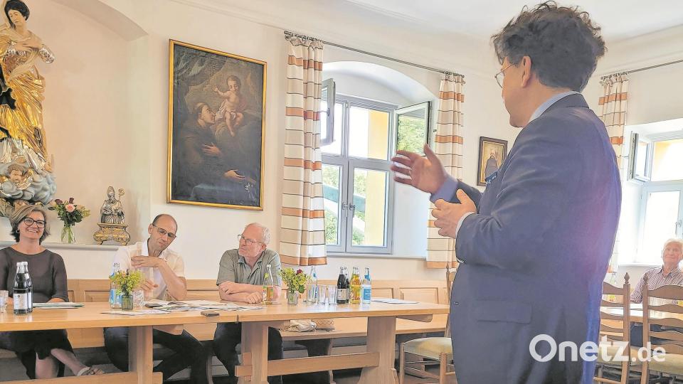 Veit Neumann, Redaktionsleiter der Katholischen Sonntagszeitung Regensburg, moderierte die Veranstaltung. Bild: Veit Neumann