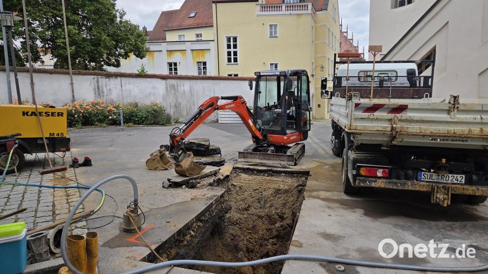 Der Pfarrplatz in Sulzbach ist bis voraussichtlich Mittwoch, 8. Juli, wegen eines Wasserrohrbruchs gesperrt. Bild: Tobias Gräf