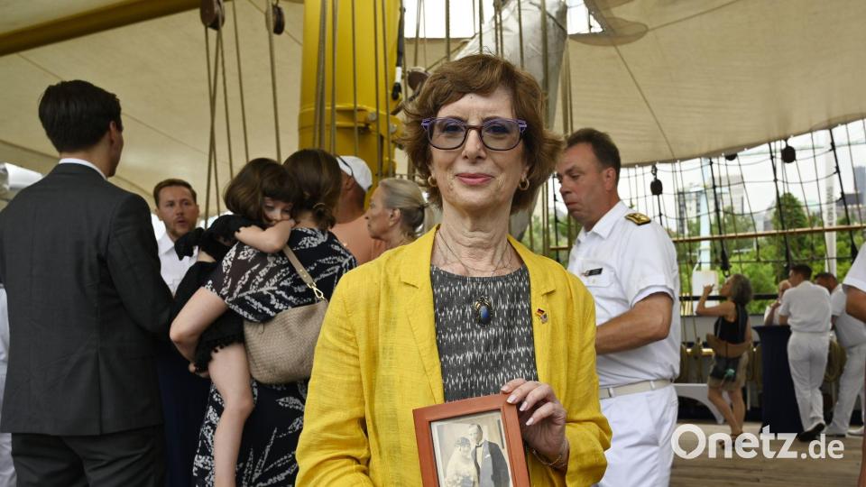 Zu ihrer Einbürgerunszeremonie bringt Carolyn Oliner ein Bild ihrer Großeltern mit, denen 1941 formell die Staatsangehörigkeit aberkannt wurde. Beide werden später in Auschwitz ermordet. Bild: Anne Pollmann/dpa